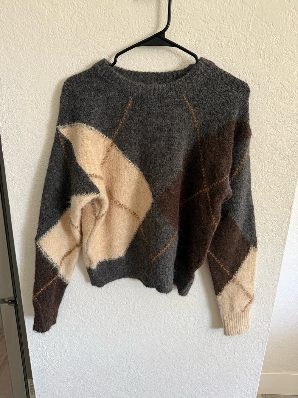 Cozy Women's Gray & Cream Argyle Pullover Sweater
